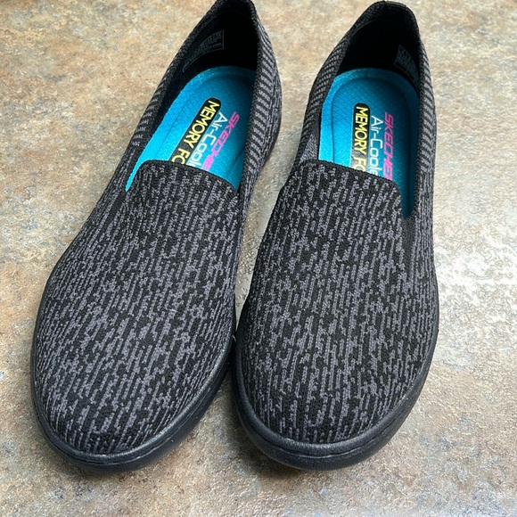 New Sketchers air cooled, memory foam shoes, size 6 - Picture 1 of 4